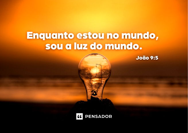 Lâmpada na beira da praia com sol se pondo ao fundo. Texto: Enquanto estou no mundo, sou a luz do mundo. João 9:5