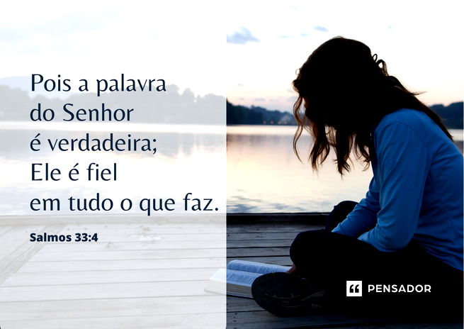 Mulher sentado no chão de um cais com a bíblia aberta à frente. Texto: Pois a palavra do Senhor é verdadeira; Ele é fiel em tudo o que faz. Salmos 33:4