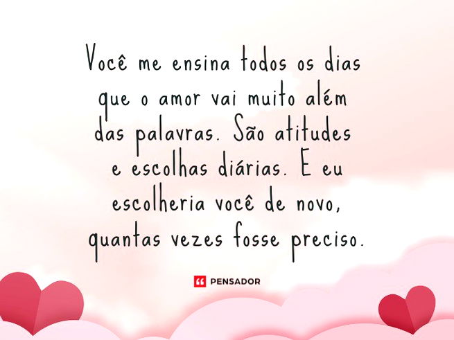 Fundo claro em camadas com corações de papel.