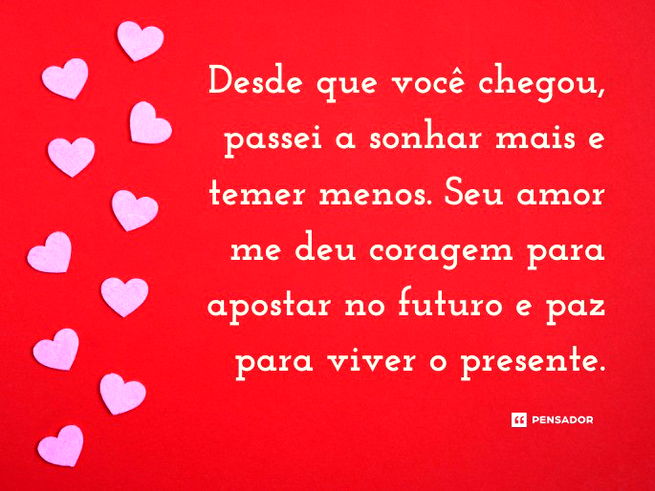 Fundo vermelho com corações cor-de-rosa.