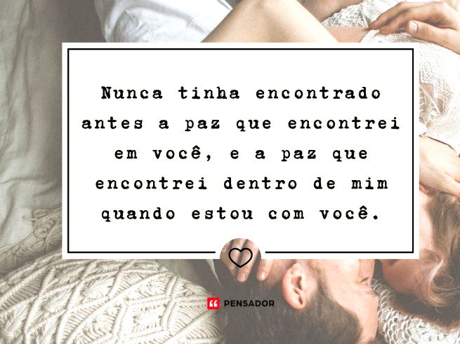 Homem e mulher deitados juntos rindo um para o outro.