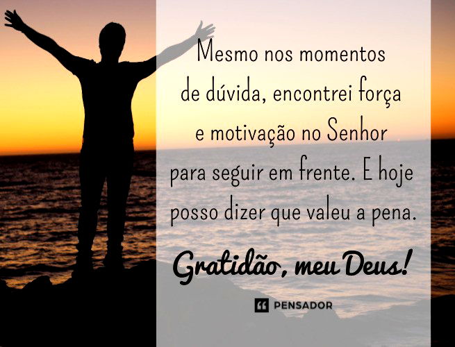 Homem em frente ao mar com mãos estendidas para o céu.