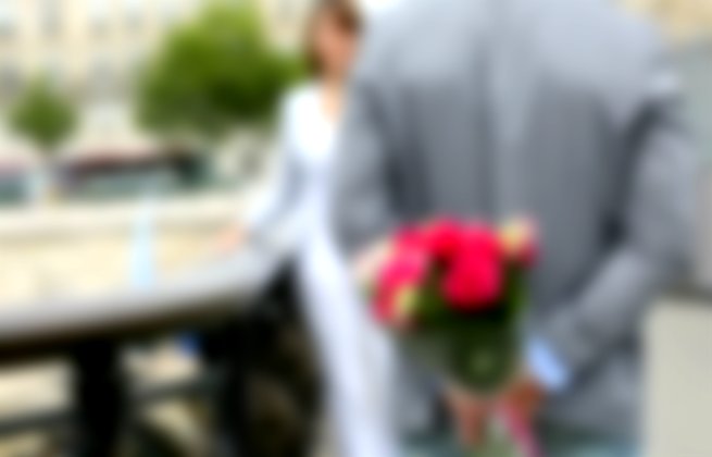 Homem entregando bouquet à mulher