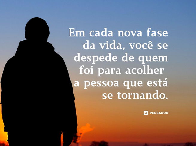 Homem de costas olhando o horizonte.