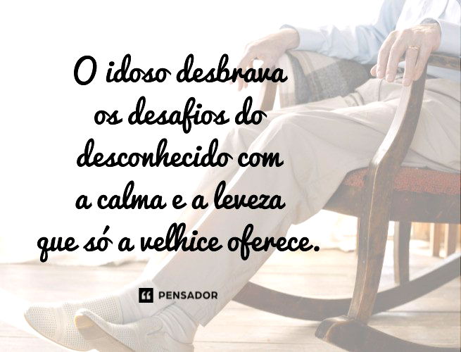 Idoso sentado na cadeira de balanço.