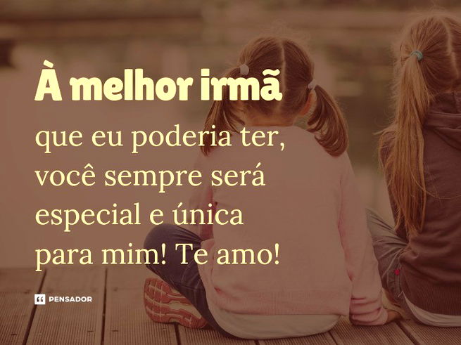 Duas meninas crianças sentadas lado a lado em um píer olhando para um lago.