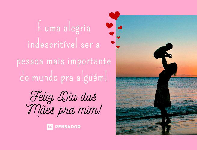 Mãe segurando bebê no colo na praia.