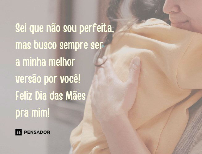 Mãe segurando a filha no colo.