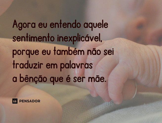 Mãozinha do bebê segurando outra mão.