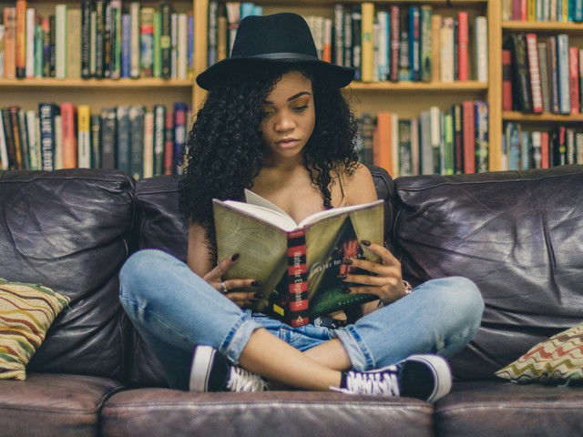 Foto de Préadolescente Menina Mal Humorada Fazendo Cara Feia e