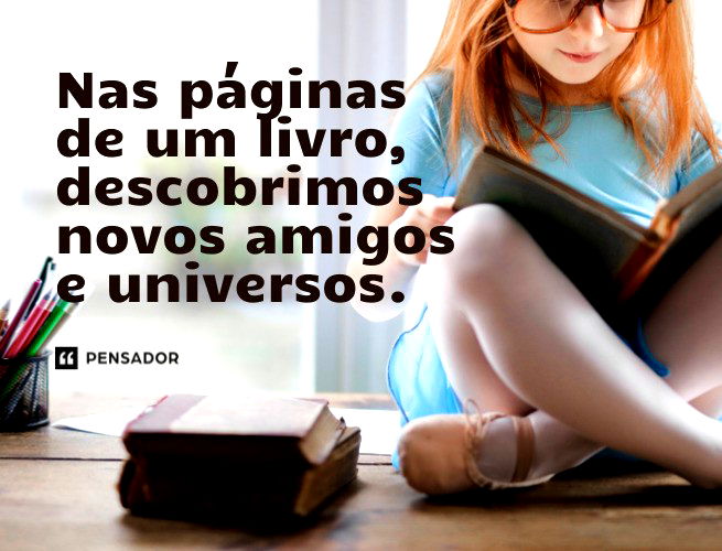 Criança ruiva de óculos sentada lendo um livro.