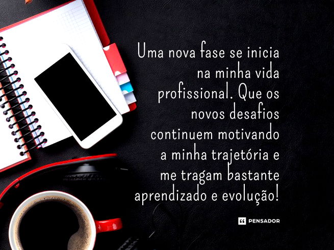 Mesa de trabalho com café e agenda.