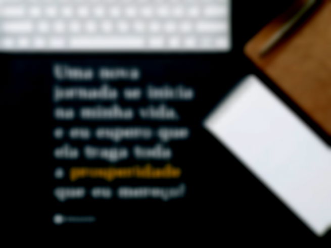 Mesa de trabalh com teclado e bloco de anotações.