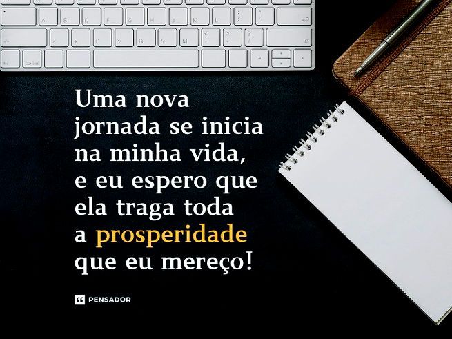 Mesa de trabalh com teclado e bloco de anotações.