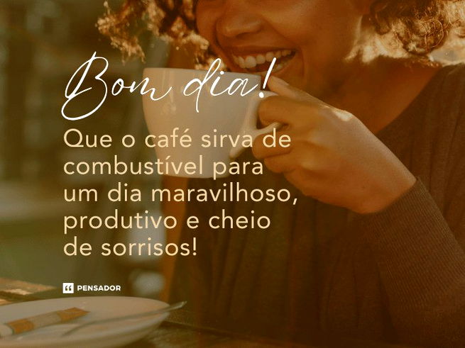 Mulher bebendo café e sorrindo.