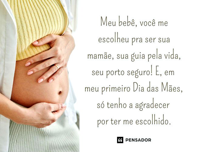 Mulher branca grávida repousando a mão na barriga.