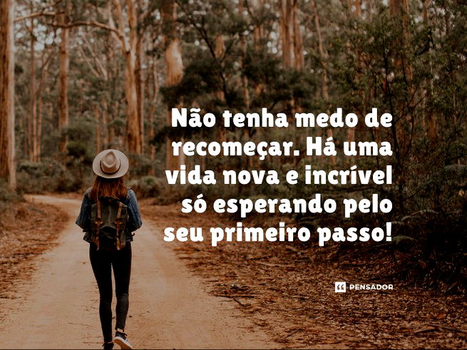 Mulher de costas andando numa estrada.