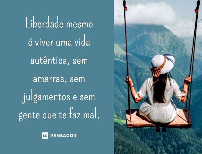 Mulher de costas em um balanço de frente para a natureza.