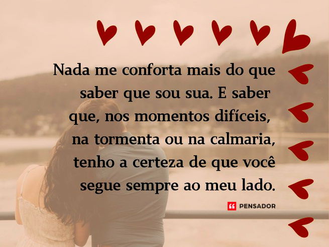 Mulher e homem de costas olhando para o horizonte.