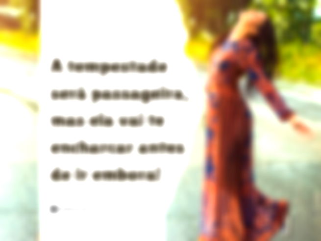 Mulher embaixo da chuva.