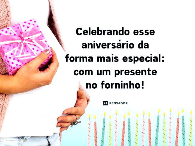 Mulher grávida segurando um presente de aniversário.