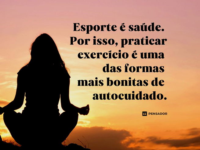 Mulher meditando e o sol e as nuvens ao fundo.