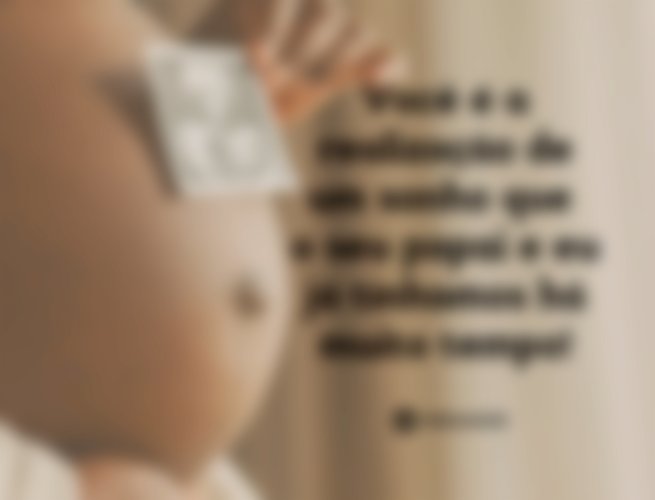 Mulher negra grávida segurando a imagem do ultrassom na frente da barriga.