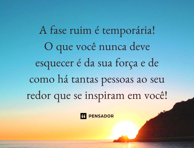 Nascer do sol no mar atrás da montanha.