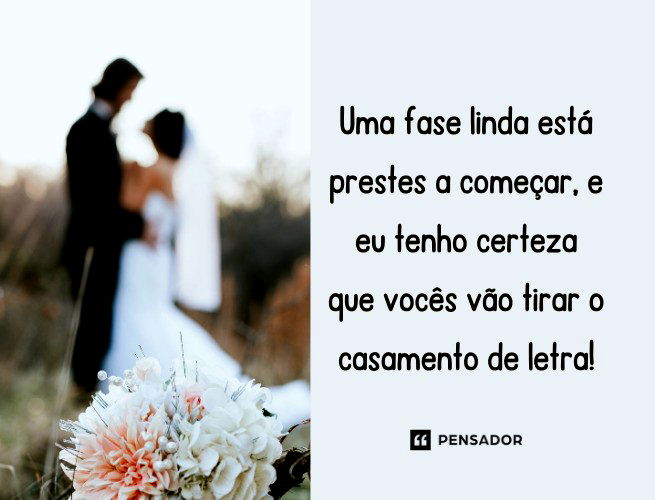 Noivo e noiva se olhando no fundo desfocado com buquê à frente.