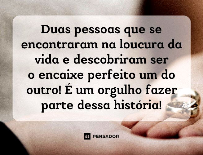 Noivo segurando a mão da noiva com alianças.