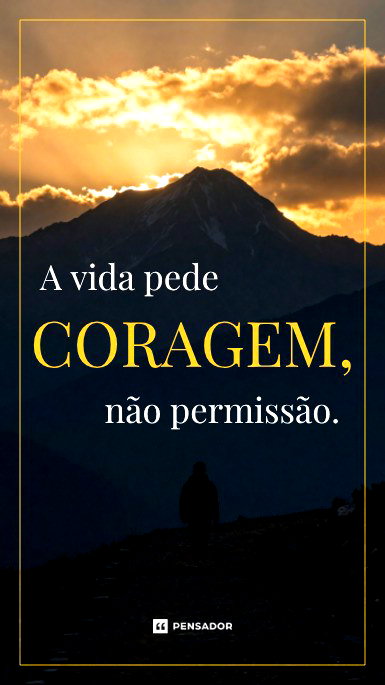 Pessoa caminhando em direção à montanha.