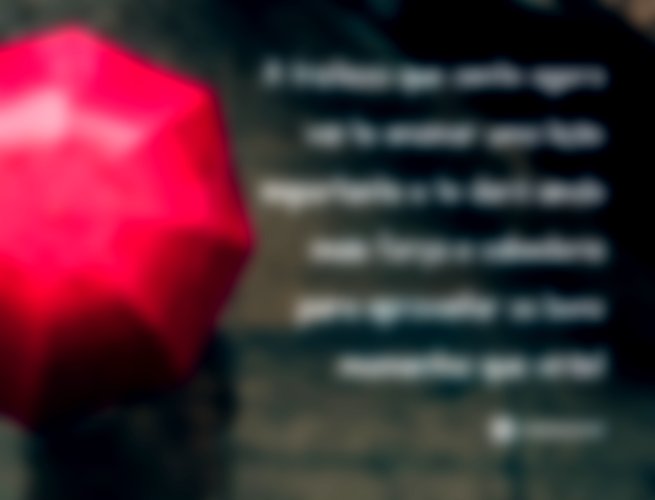 Pessoa com guarda-chuva vermelho na chuva, vista de cima.