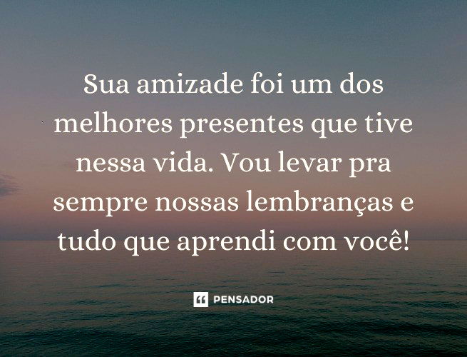 Praia, céu e vista do horizonte.