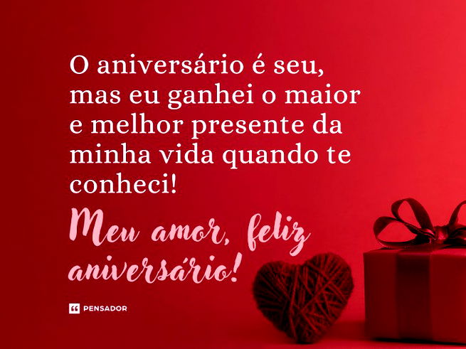 Presente e coração com fundo vermelho.