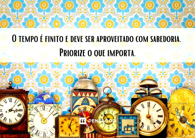 Relógios de vários tamanhos. Texto: O tempo é finito e deve ser aproveitado com sabedoria. Priorize o que importa.