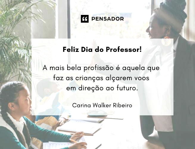 Imagem de uma professora com dois alunos e ela está comemorando com um deles.