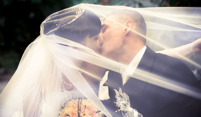 Casal beijando casamento