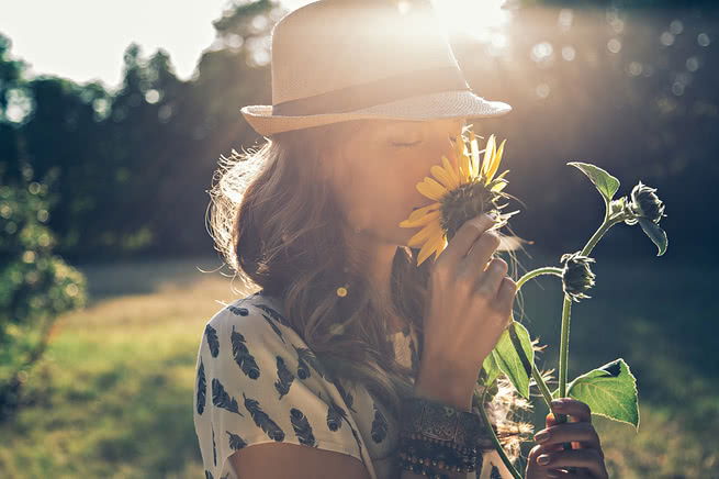 cheirando flor