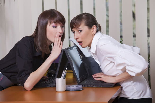 mulheres no trabalho fofocando