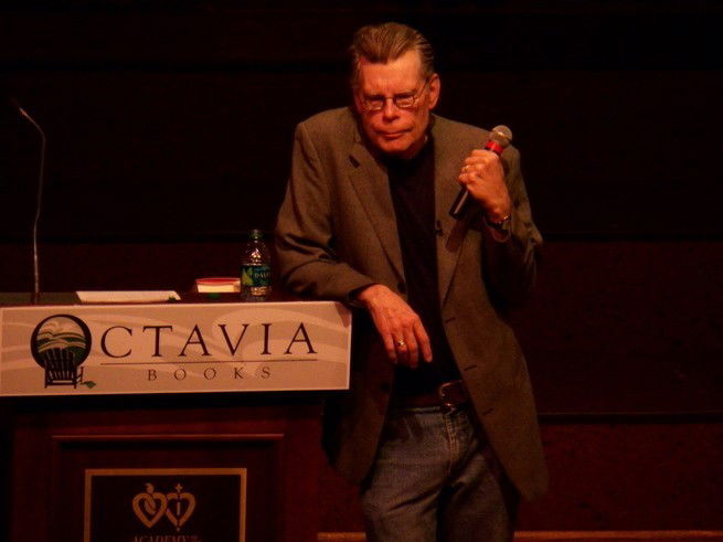 Stephen King discursando num evento literario, em 2011.