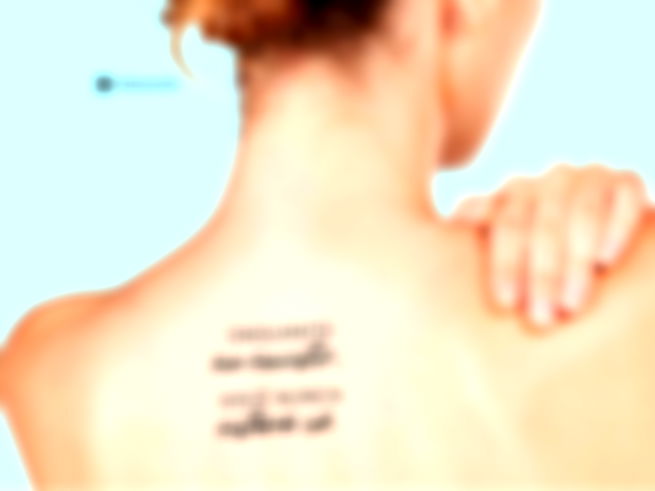 Mulher com tatuagem nas costas.