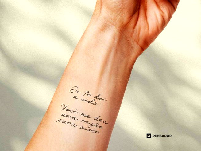 Pulso com tatuagem.