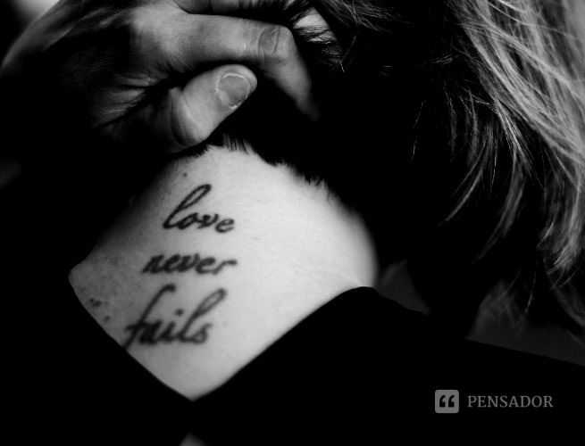 tatuagem na mão feminina frases