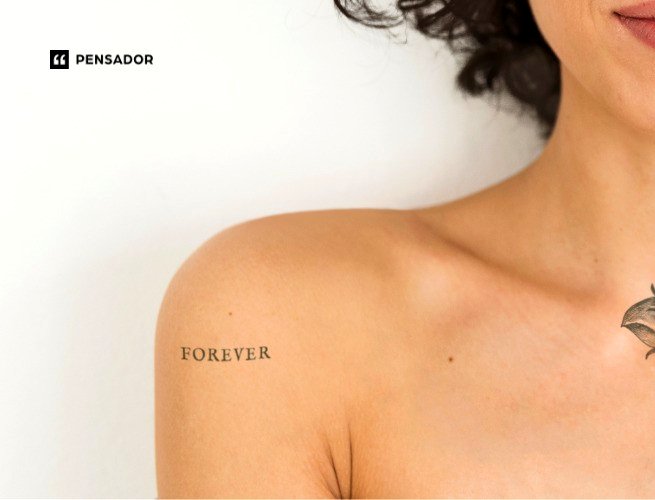 Menina morena com tatuagem no braço escrita Forever.