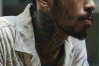 Tatuagem no pescoço masculino: frases e inspirações para escolher a perfeita