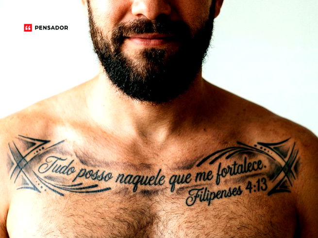 Homem barbado com tatuagem no peito escrito &ldquo;tudo posso naquele que me fortalece&rdquo;