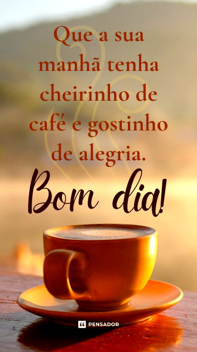Xícara de café focalizada com praia ao fundo.